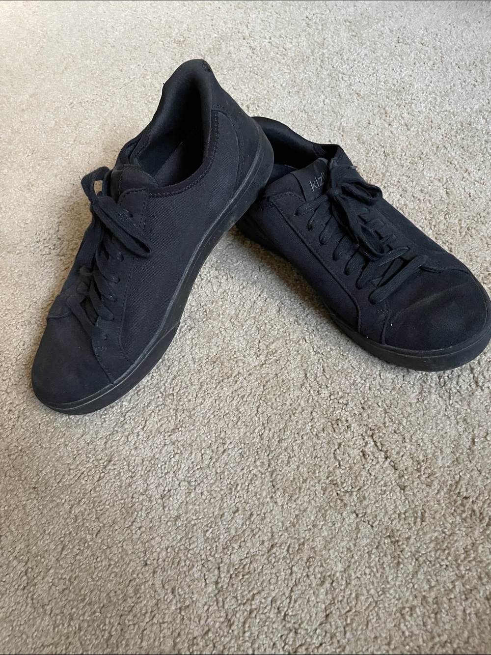 Kizik Low-Top, slip on Black Sneakers